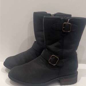 UGG Black Leather Moto Boots with Sheepskin Lining
Women’s Sz 6